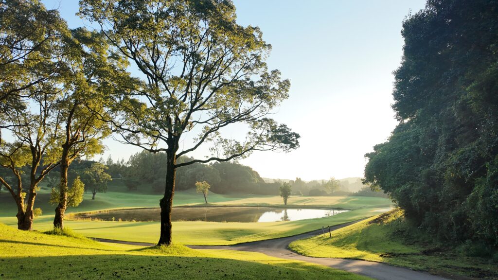 夕焼けに染まる宮崎サンシャインカントリークラブの薄暮プレー風景
