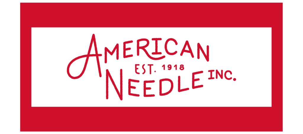 American Needle(アメリカンニードル)のブランドロゴ。1918年創業を示す赤い手書き風デザイン。