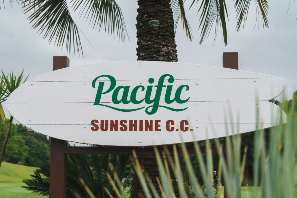 Pacific Sunshine C.C.のロゴが描かれたサーフボードオブジェ