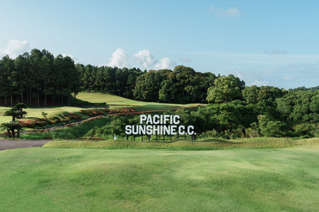 Pacific Sunshine C.C.のフォトスポット看板とゴルフコース風景