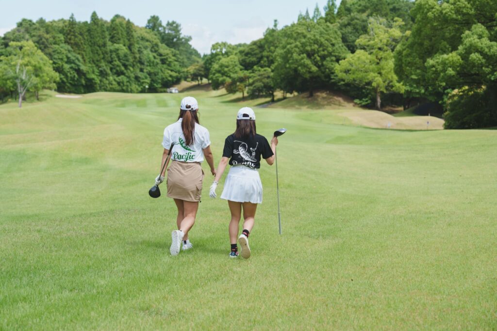宮崎サンシャインカントリークラブのフェアウェイを歩くゴルファー